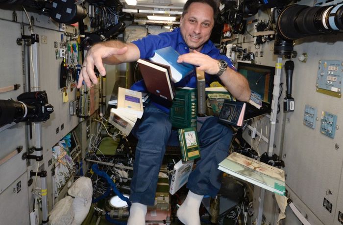 Космонавт Антон Шкаплеров  на орбите  среди  книг.jpg